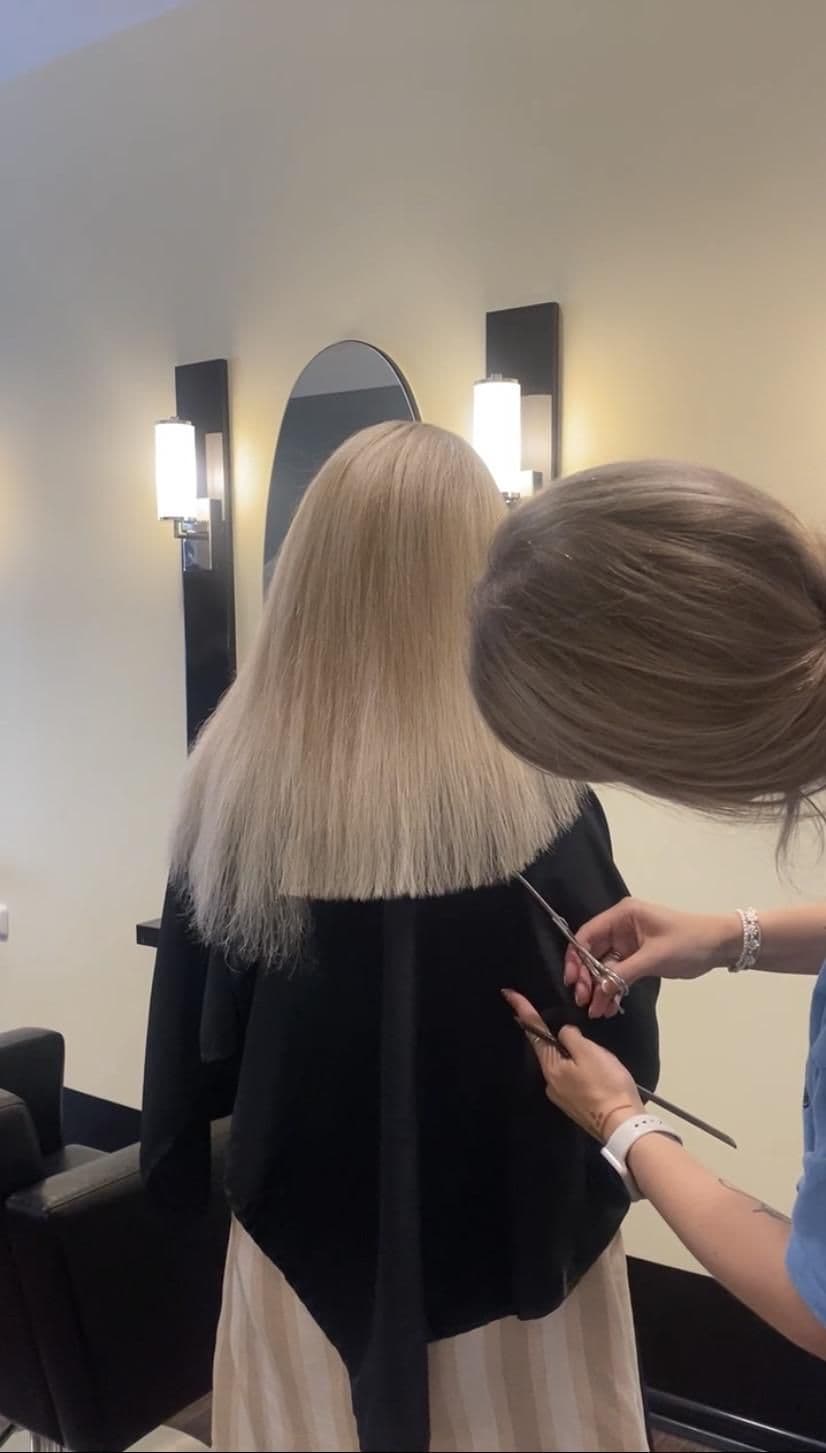 Fertig eingearbeitete Haarverlängerung, Blick von hinten