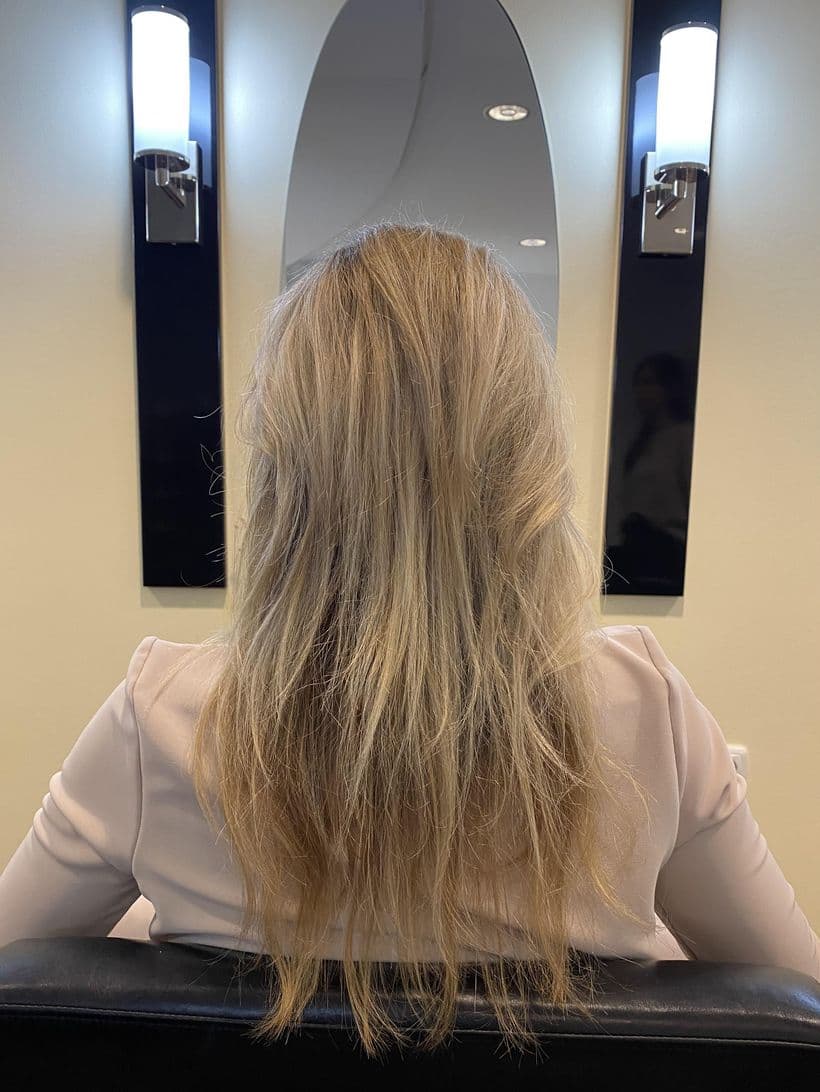 Haarverdichtung, vorher: Feines blondes Haar, das nach unten hin dünn ausläuft. Danach durchgehende Fülle bis in die Spitzen, gleiche Länge, gleicher Farbton.